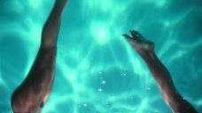 4. Обнаженные девушки плавают в бассейне – Город мечты
