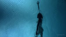 2. Обнаженная Келли Линч плавает в бассейне – Город мечты