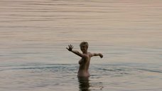 Элизабет Дебики купается обнаженной в море