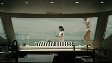 1. Райли Кио в белом купальнике – Девушка по вызову