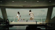 2. Райли Кио в белом купальнике – Девушка по вызову