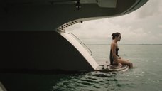 7. Райли Кио в черном купальнике – Девушка по вызову