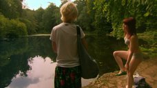 6. Кэтрин Прескотт и Лили Лавлесс купаются в озере – Молокососы