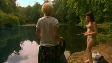 7. Кэтрин Прескотт и Лили Лавлесс купаются в озере – Молокососы