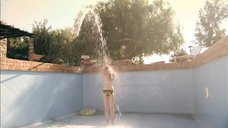 13. Фрейя Мавор принимает душ в бассейне – Молокососы