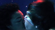 8. Поцелуй с Джессикой Сулой в бассейне – Молокососы