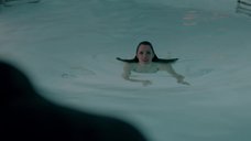 3. Ханна Бритланд купается в бассейне в белье – Молокососы