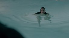 4. Ханна Бритланд купается в бассейне в белье – Молокососы