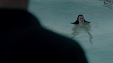 5. Ханна Бритланд купается в бассейне в белье – Молокососы