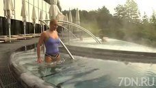 1. Анастасия Волочкова плавает в бассейне 