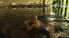 10. Анастасия Волочкова плавает в бассейне 