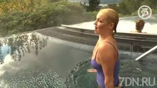 8. Анастасия Волочкова плавает в бассейне 