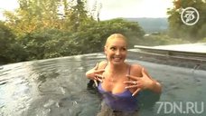 9. Анастасия Волочкова плавает в бассейне 