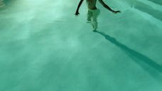 1. Обнаженная Изабель Лукас плавает в бассейне – Рыцарь кубков