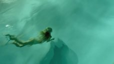 11. Обнаженная Изабель Лукас плавает в бассейне – Рыцарь кубков