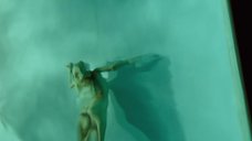 12. Обнаженная Изабель Лукас плавает в бассейне – Рыцарь кубков