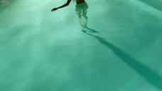 2. Обнаженная Изабель Лукас плавает в бассейне – Рыцарь кубков