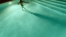 3. Обнаженная Изабель Лукас плавает в бассейне – Рыцарь кубков