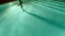 4. Обнаженная Изабель Лукас плавает в бассейне – Рыцарь кубков