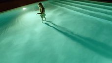 5. Обнаженная Изабель Лукас плавает в бассейне – Рыцарь кубков