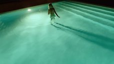 7. Обнаженная Изабель Лукас плавает в бассейне – Рыцарь кубков