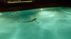 9. Обнаженная Изабель Лукас плавает в бассейне – Рыцарь кубков