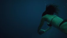 11. Тереза Палмер плавает под водой – На гребне волны