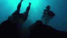 12. Тереза Палмер плавает под водой – На гребне волны