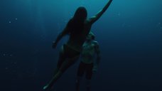 17. Тереза Палмер плавает под водой – На гребне волны
