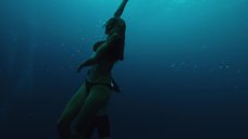 18. Тереза Палмер плавает под водой – На гребне волны