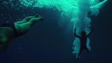 6. Тереза Палмер плавает под водой – На гребне волны