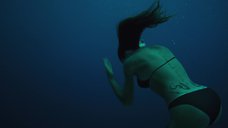 8. Тереза Палмер плавает под водой – На гребне волны
