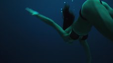 9. Тереза Палмер плавает под водой – На гребне волны