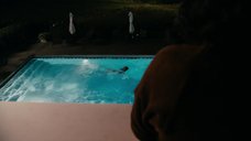 10. Таша Смит плавает в бассейне – Испытание свадьбой