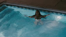 7. Таша Смит плавает в бассейне – Испытание свадьбой