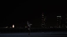 1. Полностью голая Бояна Новакович бежит по ночной набережной – Бесстыжие