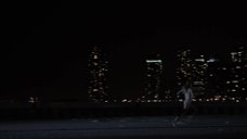 3. Полностью голая Бояна Новакович бежит по ночной набережной – Бесстыжие