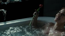 14. Секси Эми Адамс принимает ванну – Бэтмен против Супермена: На заре справедливости