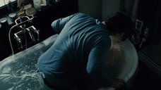 16. Секси Эми Адамс принимает ванну – Бэтмен против Супермена: На заре справедливости