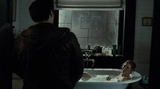 3. Секси Эми Адамс принимает ванну – Бэтмен против Супермена: На заре справедливости